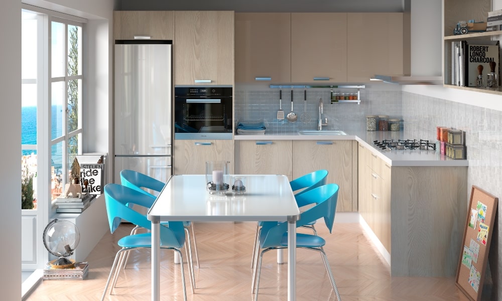 Consigue una atmósfera cálida y unificada mediante el color. El mobiliario París combina roble bardolino con gris. El suelo mantiene la misma tonalidad miel. aprovechar esquina cocina con muebles rinconeros