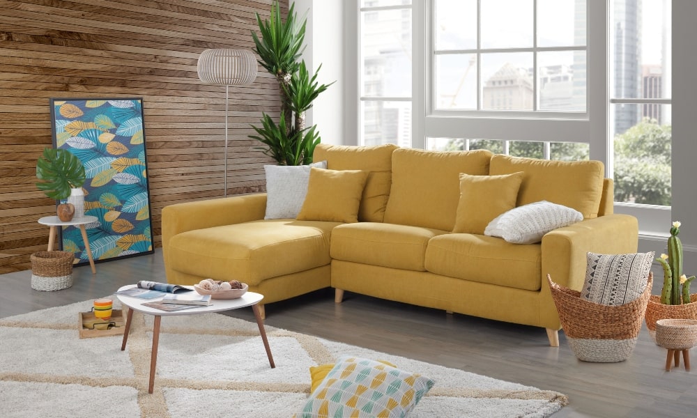 como colocar cojines en un sofa mostaza moderno
