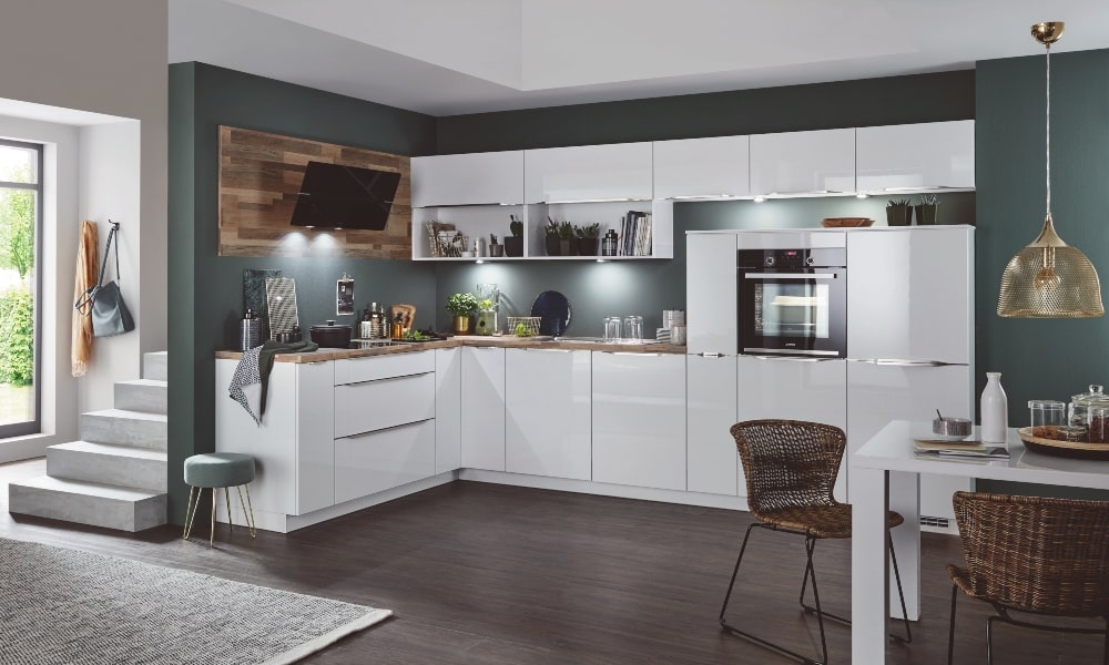 Cocina LOUNGE. Distribución en L y simplicidad máxima. El color blanco aumenta la luminosidad y la sensación de limpieza de una cocina. aprovechar esquina cocina moderna