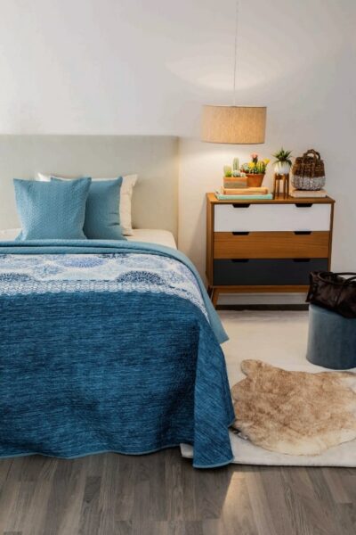 Colcha SANTORINI para cama de 90 cm. A veces no se le presta la suficiente atención a la ropa de cama. Pero con ella puedes decorar y cuidar tu descanso. Recuérdalo. como pintar un mueble de madera de otro color