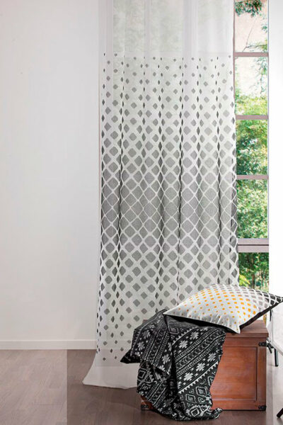 De la cortina AXEL destaca la elegancia de diseño y la calidez que aporta como colgar cortinas