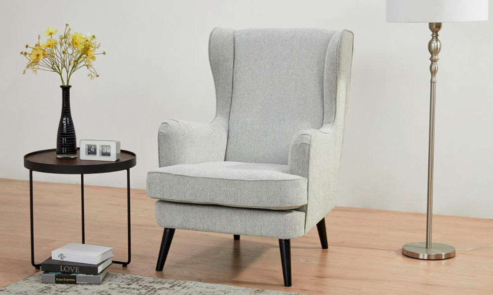 La calidad de la tela y la estructura de madera son elementos del sillón Wendy que harán lucir elegante tu estancia como decorar el descansillo de una escalera