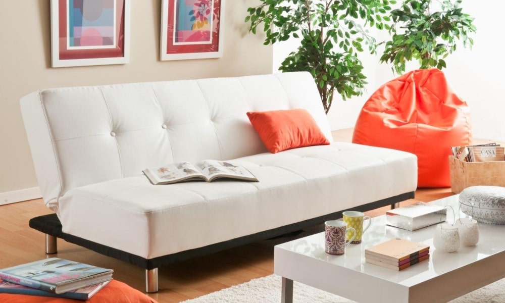 Sofá cama THIRD con tapizado en piel sintética de color blanco y patas cilíndricas metálicas. Modernidad, confort y funcionalidad para tu salón y tu día a día. como limpiar sofa de piel blanco