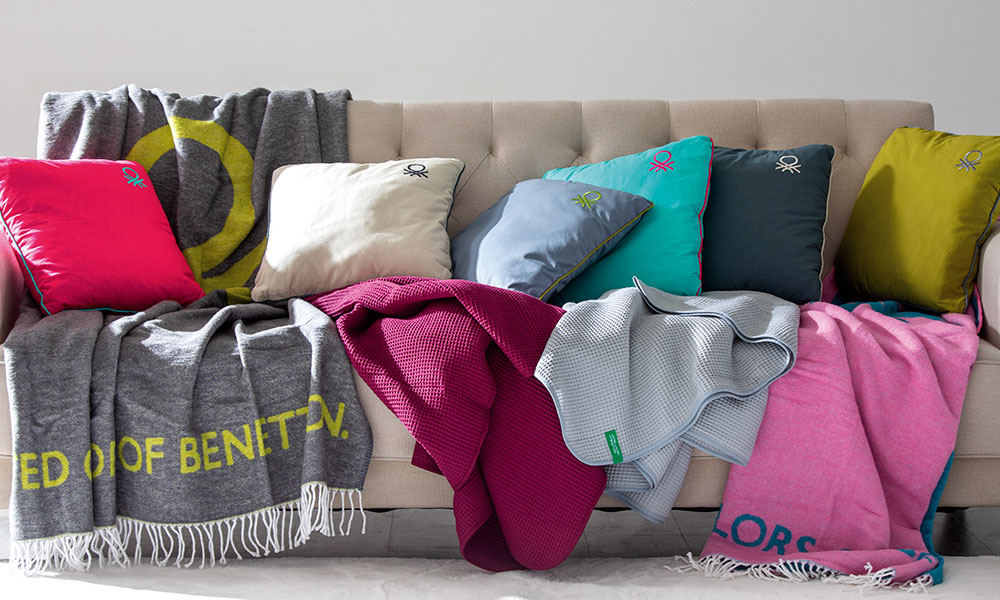 Un buen ejemplo de las excelentes características del producto que ofrece Benetton son sus mantas, de calidad premium y vivos colores, tan característicos de la marca colección sostenible