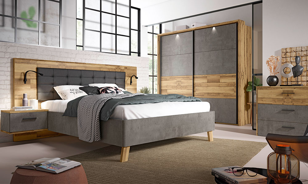Un claro ejemplo es el conjunto de dormitorio RICCIANO, que consta de estructura de cama, cabecero y mesillas, al que puedes añadir el armario de 2 puertas y la cajonera decoración loft