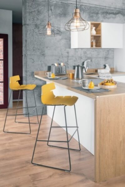 taburete amarillo para decorar suelo de terrazo moderno 