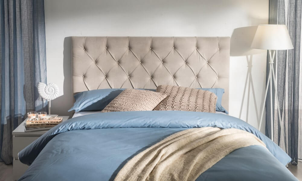 Quizás el mueble al que quieres renovar el color sea un sofá o un cabecero tapizado. Usa para ello pintura textil. Cabecero CLASSIC. como cambiar el color de un mueble oscuro a claro