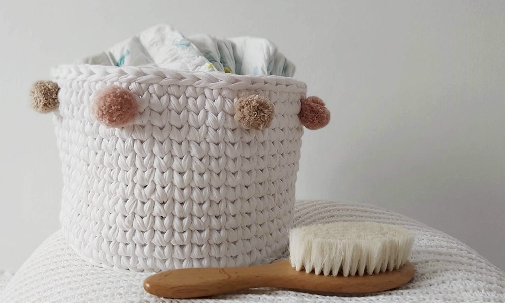 Idea de como hacer cestas de trapillo blancas con pompones como hacer cestas de trapillo