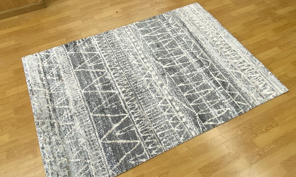 Además del patrón de inspiración étnica, la alfombra destaca por la combinación de los colores neutros. decoracion boho chic salones