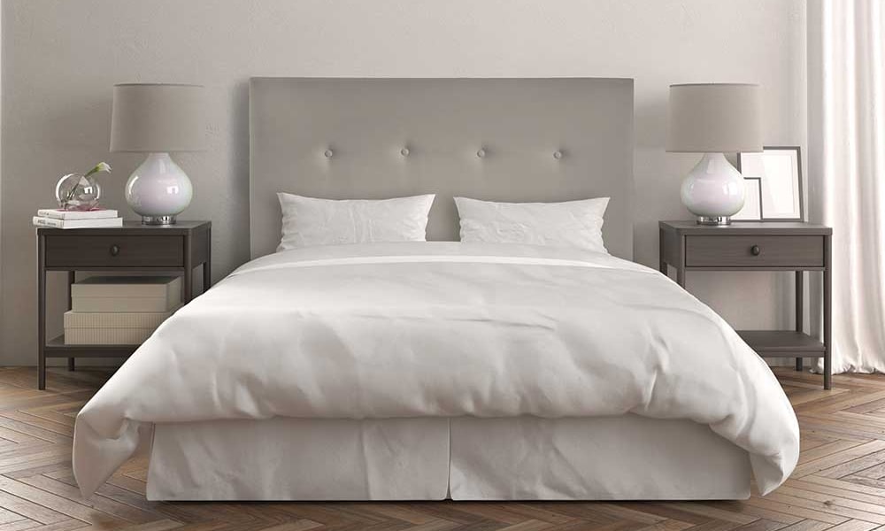 En la habitación con cabecero PARÍS, el dibujo en espiga juega con la luz y la madera aporta calidez a la combinación de gris y blanco. colores para una habitacion pequeña