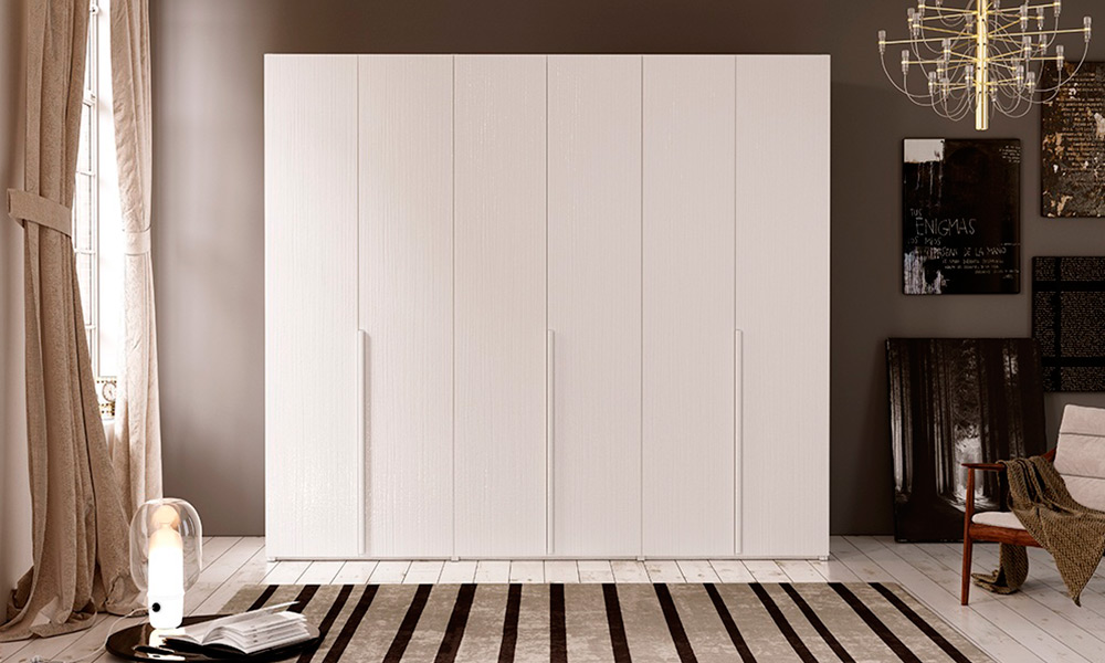 La ventaja de un armario-vestidor es que puedes añadir puertas y proteger las prendas, como con el armario CLAUDIA diseñar vestidor
