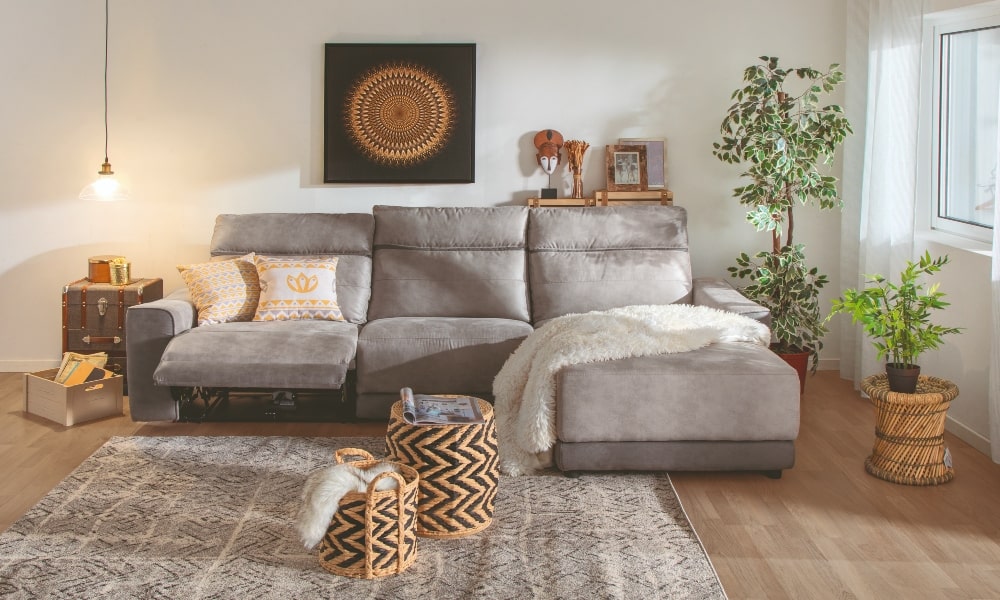 ¿Cesta de mimbre de aire africano y cuadro de pared de tendencia india? Al decorar un salón con estilo boho chic es posible, siempre que se haga con armonía. decoracion boho chic salones