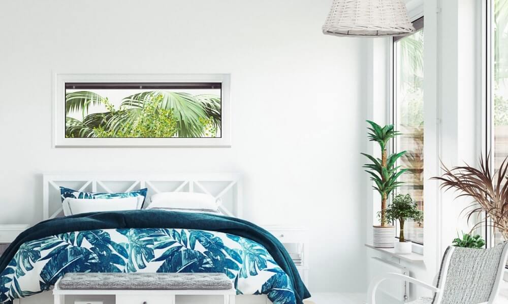 dormitorio con paredes y mobiliario blanco y textiles de cama en tonos azules dormitorios estilo hamptons
