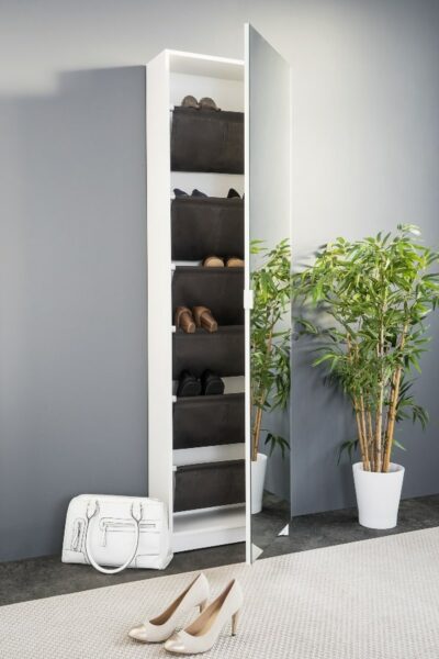 ¿Un zapatero como mueble para el recibidor? ¡Sí! Es tu casa, es tu decoración. Anímate a ser ingeniosa. recibidor muy estrecho