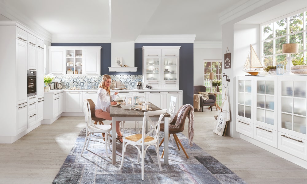 Cocina celeste moderna y luminosa con mobiliario blanco cocinas celestes