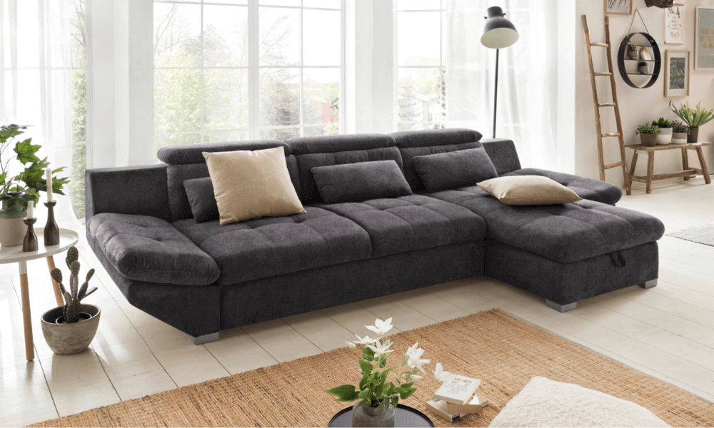 Lo espacioso de una casa en U permite escoger un gran sofá para tu salón, como la rinconera convertible en cama ETERNITY casa en forma de u