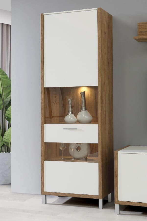 Los tonos intermedios pueden ser una alternativa. Vitrina con puerta de cristal FREETOWN en blanco y roble catania mueble blanco y madera oscura
