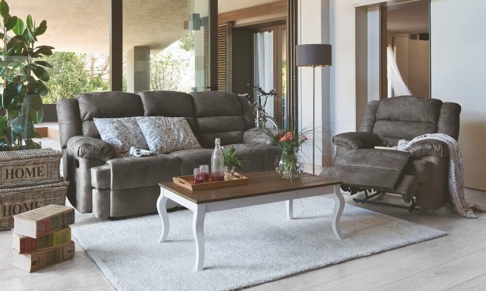 ambiente de salón con sofás tapizados y mesa de centro blanca con sobre de madera oscura mueble blanco y madera oscura