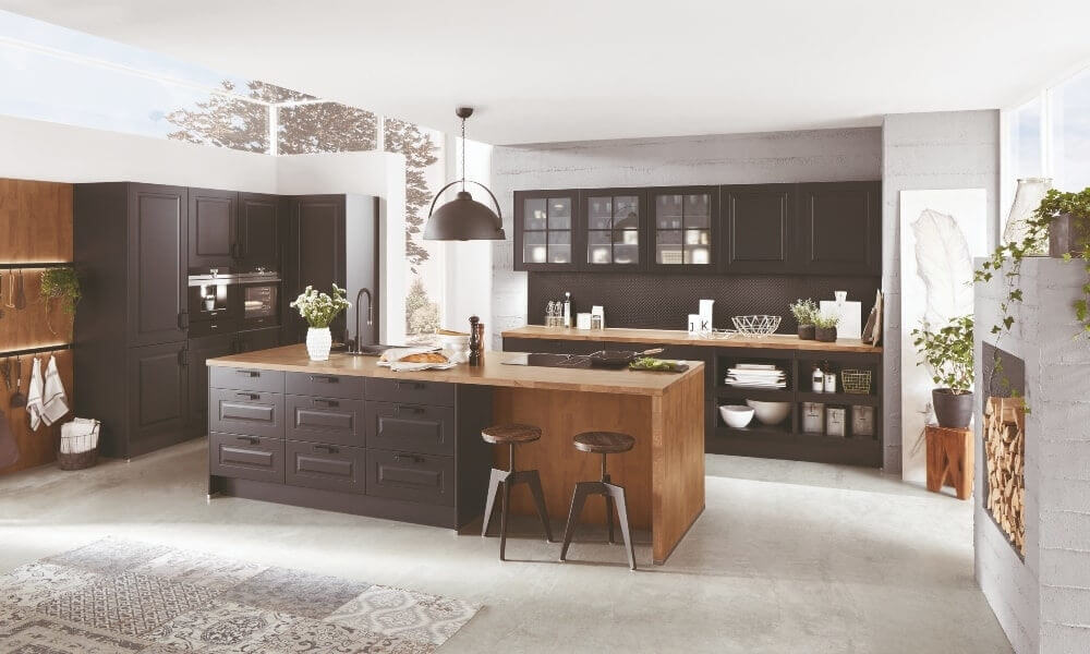 cocina inglesa moderna con isla en color oscuro y madera cocinas inglesas