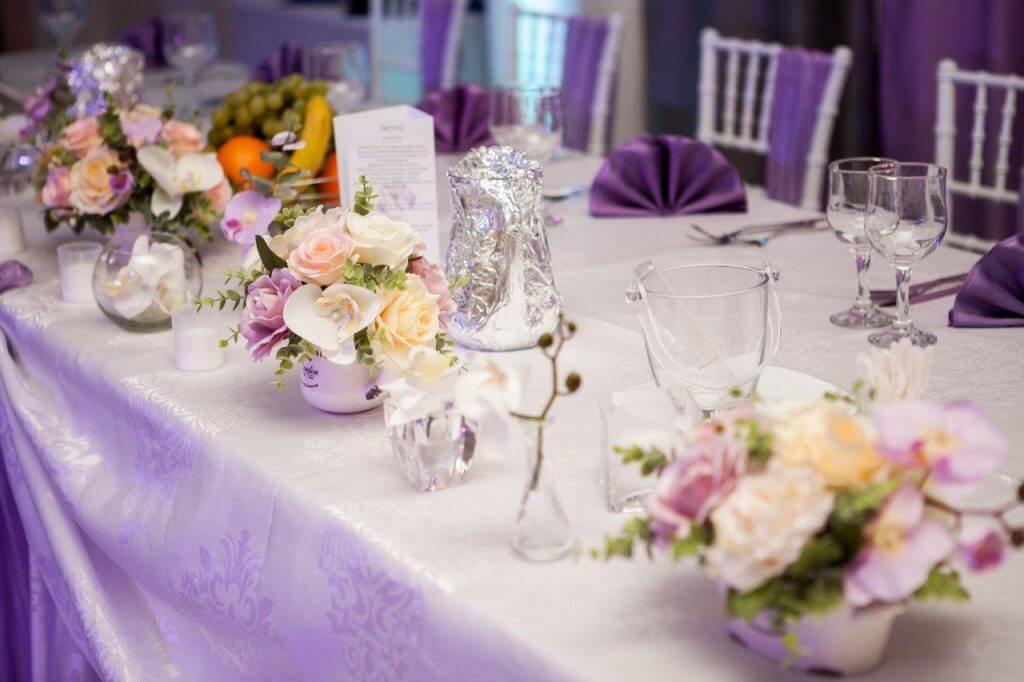 ¡Advertencia! Esto te va a enamorar: centros de mesa con velas y flores
