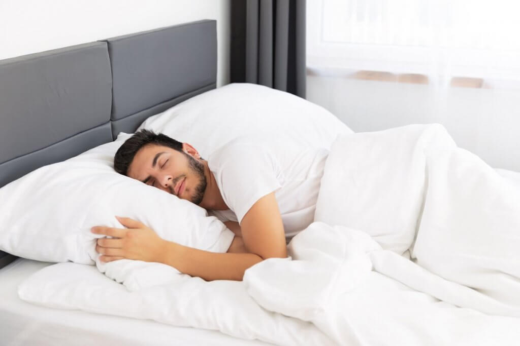 ¿Quieres dormir plácidamente? Esta es la mejor postura para dormir
